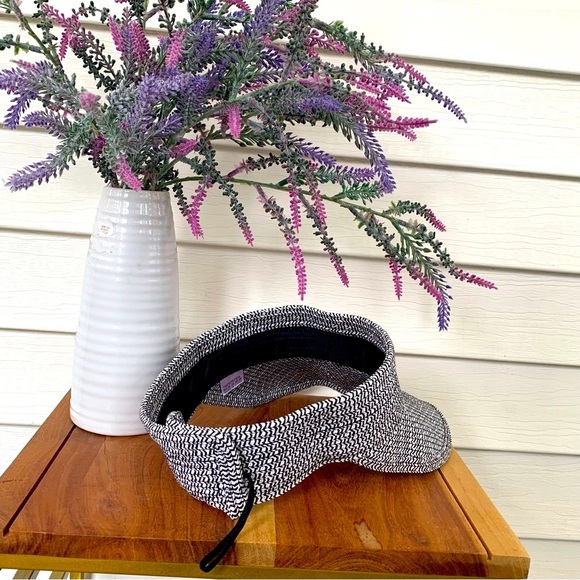 Women’s Stylish Black and White Woven Visor New Without Tags! - Picture 1 of 5